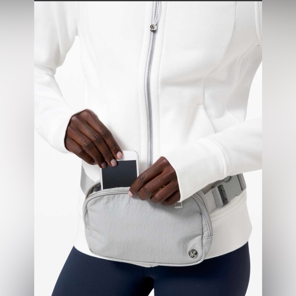 Lululemon Everywhere Belt Bag - Silver Drop